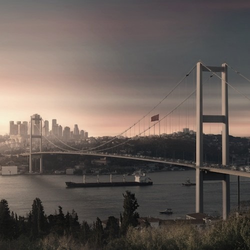 Gün batımında İstanbul Boğazı ve köprü